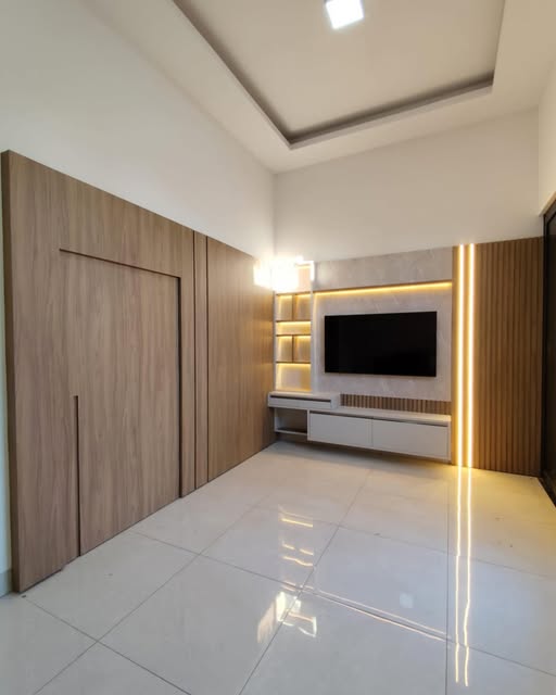 Ambiente planejado Golden Art's com painel amadeirado