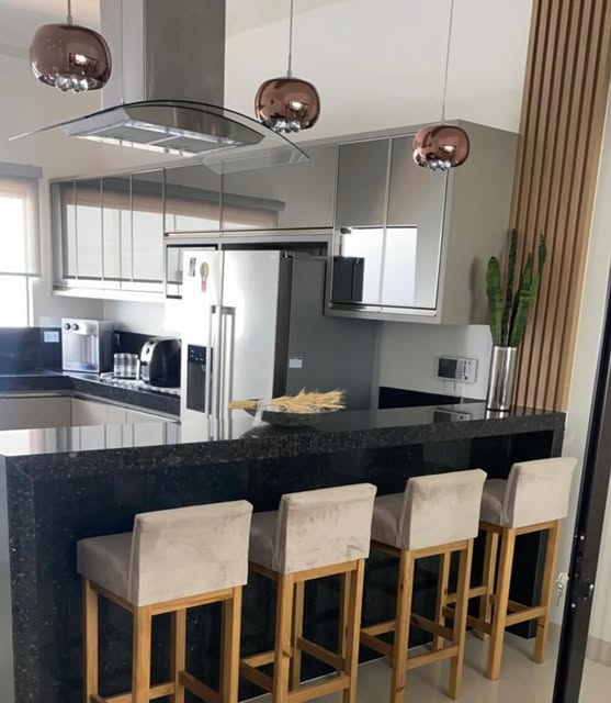 Cozinha planejada com ilha e banquetas, marcenaria sob medida