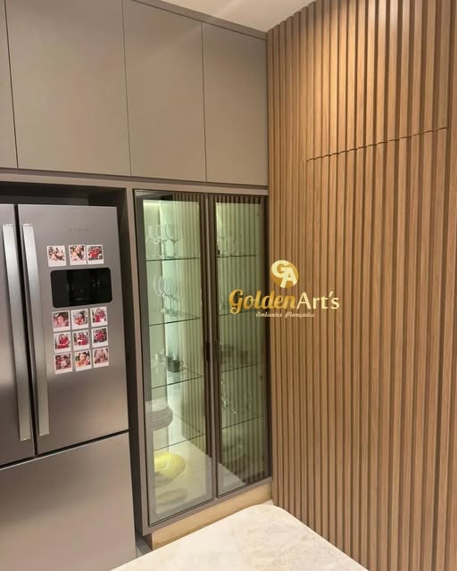 Área gourmet planejada com adega climatizada e painel ripado
