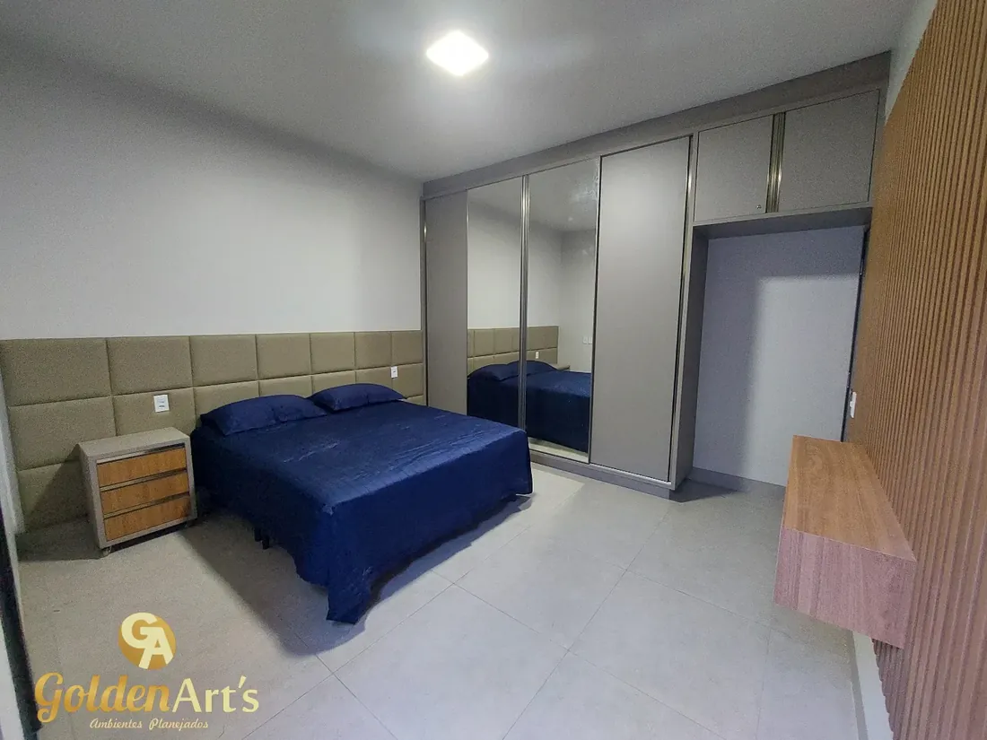 Quarto planejado com guarda-roupa de portas espelhadas
