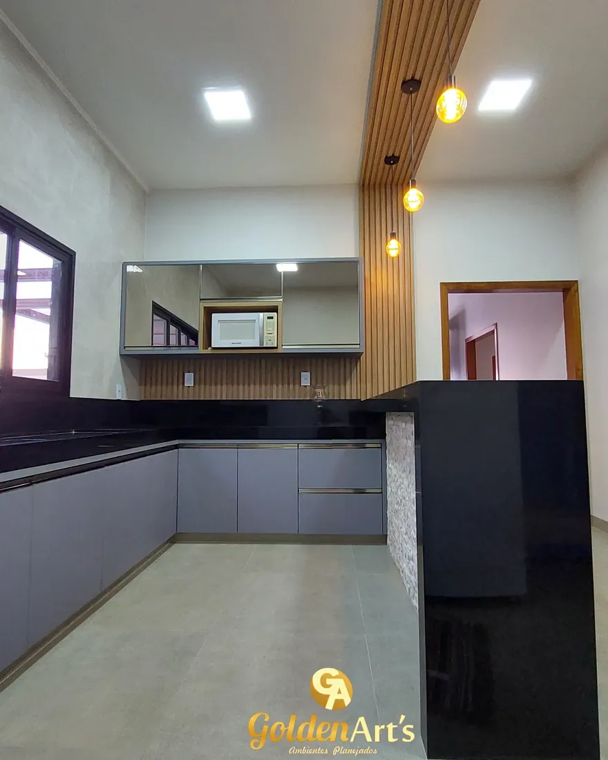 Cozinha planejada cinza com bancada preta