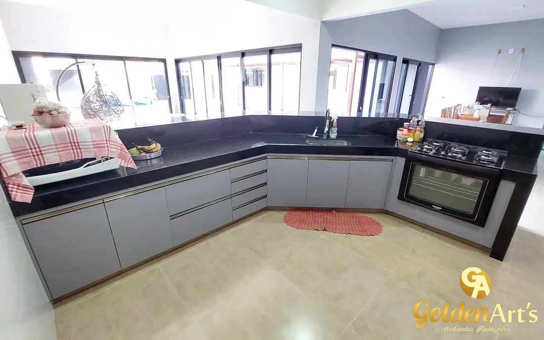 Cozinha planejada em L com bancada preta