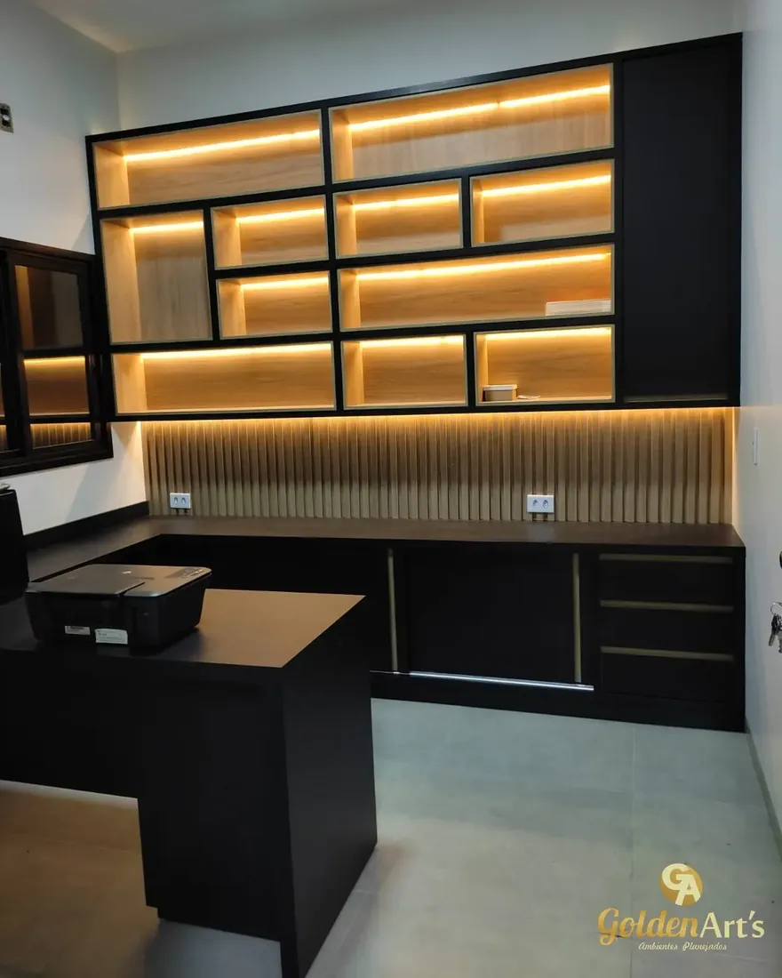 Móvel comercial planejado com estante iluminada e bancada em preto